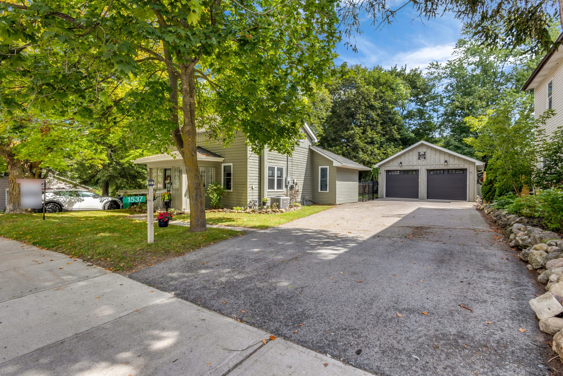 1537 Queen Street East, Alton photo 2