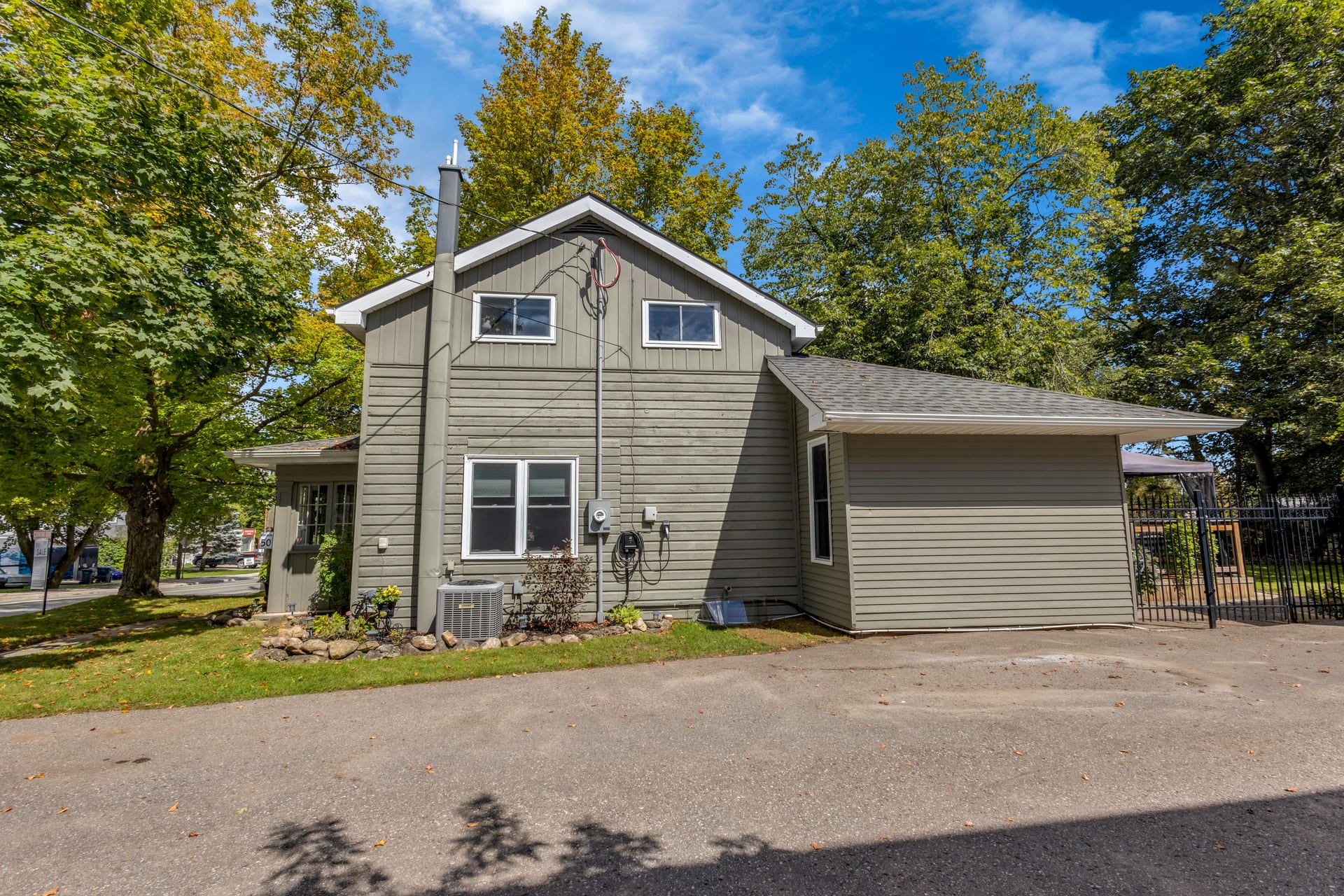 1537 Queen Street East, Alton photo 4